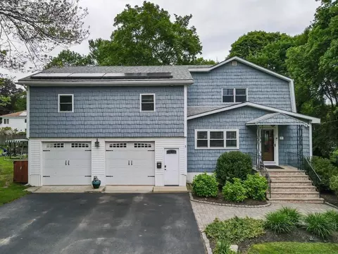 17 Longwood Dr, Methuen, MA 01844