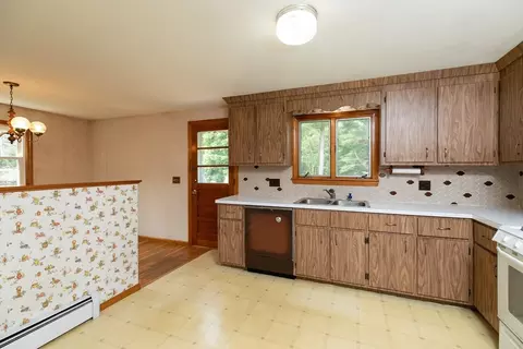 Kitchen - 4 Morningside Dr, Beverly, MA 01915 photo 2 of 3