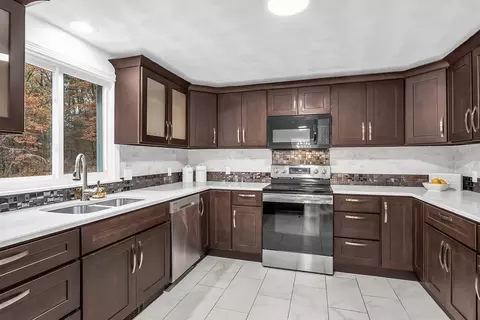 Kitchen - 2 Vera Rd, Middleton, MA 01949 photo 2 of 4