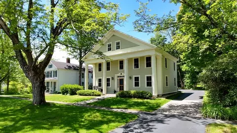15 Common St, Petersham, MA 01366