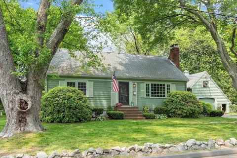 8 Mitchell Ln, Wakefield, MA 01880