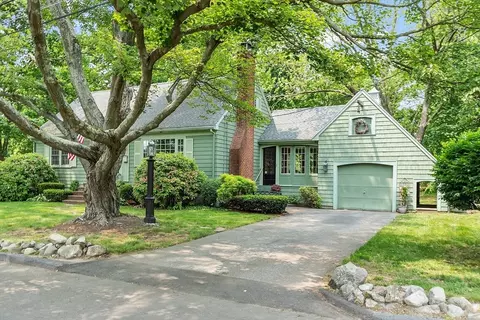 8 Mitchell Ln, Wakefield, MA 01880 photo 2