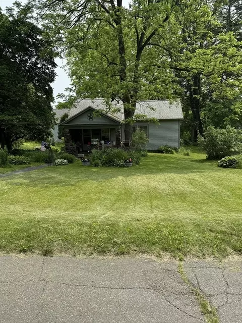36 Railroad St, Amherst, MA 01002
