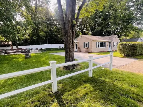 44 Amesbury St, Worcester, MA 01605