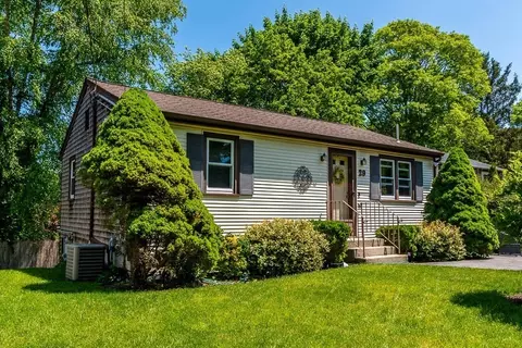 29 Coral St, Plymouth, MA 02360
