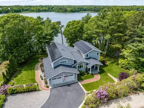 585 Santuit Rd, Cotuit, MA 02635