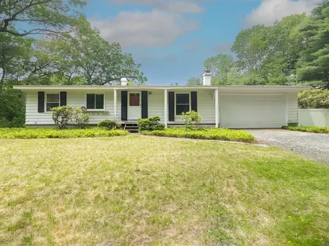 10 Ash Ln, Sherborn, MA 01770