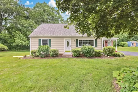 40 Oak Knoll Dr, Hampden, MA 01036