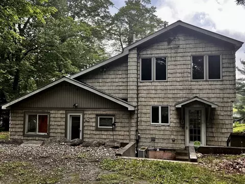 40 Papoose Lake Dr, Heath, MA 01346