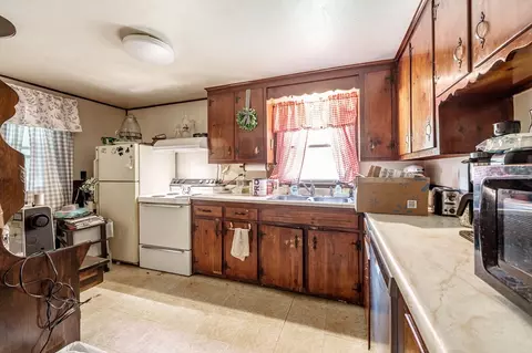 82 Redfern Dr, Springfield, MA 01109 photo 6