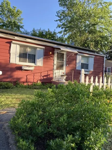 82 Redfern Dr, Springfield, MA 01109