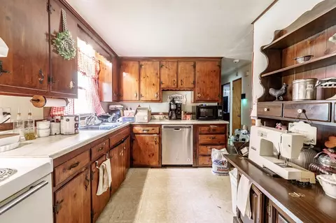 82 Redfern Dr, Springfield, MA 01109 photo 7