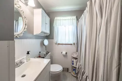 82 Redfern Dr, Springfield, MA 01109 photo 5