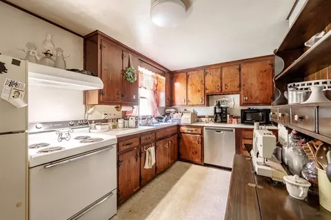 82 Redfern Dr, Springfield, MA 01109 photo 8