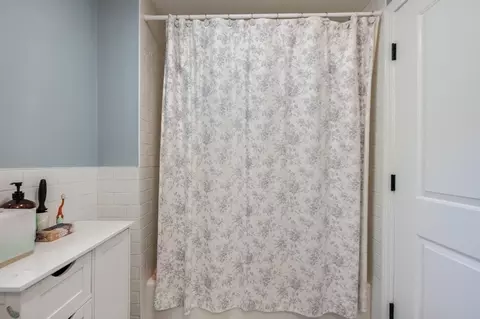 Bath - 5 Tremont St, Beverly, MA 01915 photo 2 of 3