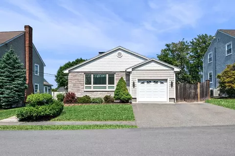 22 Thompson Rd, Marblehead, MA 01945