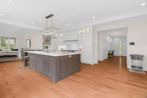 Entry Way - 382 Lee St, Brookline, MA 02445 photo 2 of 4