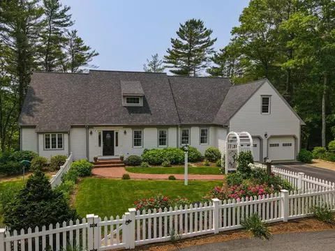 4 Canterbury Ln, Bourne, MA 02532