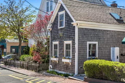 130 Commercial St, Provincetown, MA 02657