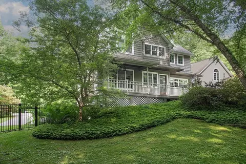 25 Hawthorne Ter, Northampton, MA 01062