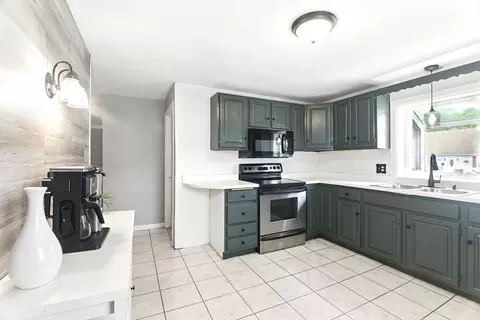 42 Jacob St, Chicopee, MA 01020 photo 4