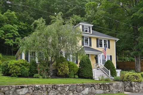 53 Lake St, Middleton, MA 01949
