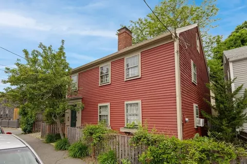 16 Pine St, Gloucester, MA 01930 photo 2
