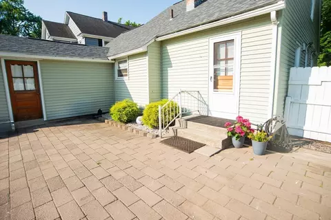 33 Savoy Ave, Springfield, MA 01104 photo 4