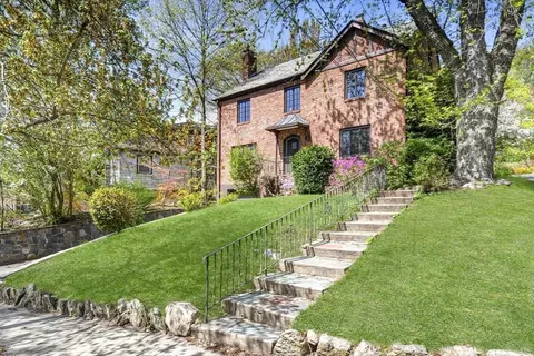 36 Blake Rd, Brookline, MA 02445
