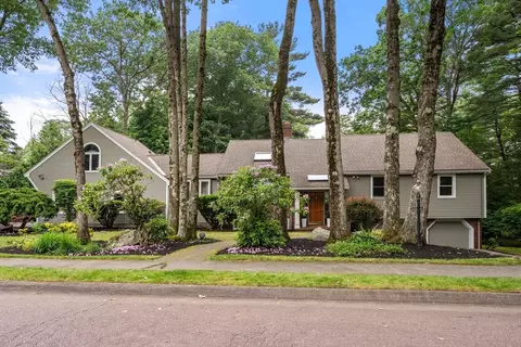 173 Locksley Rd, Lynnfield, MA 01940