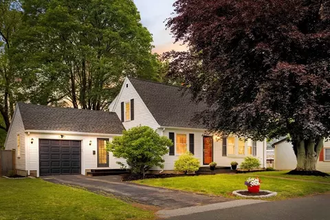 16 Hart Pl, Woburn, MA 01801