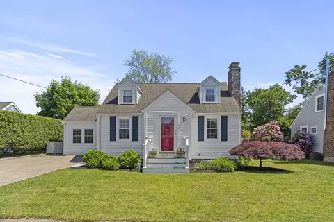 12 Willow St, Wakefield, MA 01880