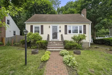 5 Cranmore Rd, Hyde Park, MA 02136