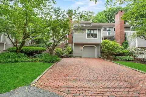 4 Benjamin Pl #4, Chestnut Hill, MA 02467