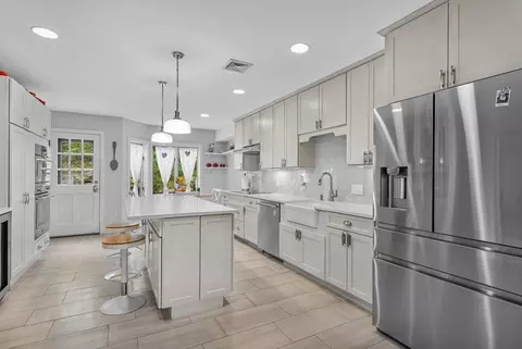 4 Benjamin Pl #4, Chestnut Hill, MA 02467 photo 2