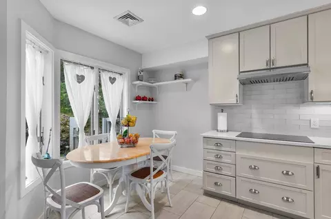 4 Benjamin Pl #4, Chestnut Hill, MA 02467 photo 4