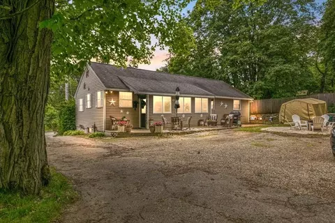 5 Haverhill Rd, Amesbury, MA 01913