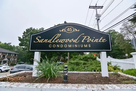 45 Macy St #200A, Amesbury, MA 01913