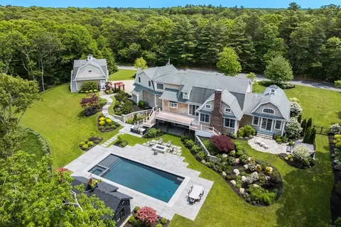 195 Bunker Hill Rd, Osterville, MA 02655