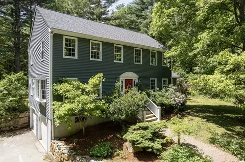 92 Clinton St, Hopkinton, MA 01748