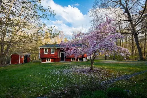 8 Adams Rd, Hubbardston, MA 01452