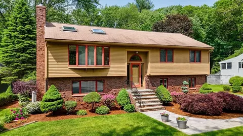 10 Briarwood Ln, Wakefield, MA 01880