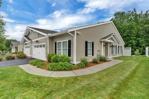 131 Rogerson Xing #131, Uxbridge, MA 01569