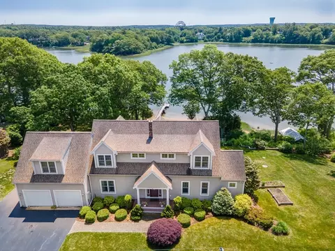 14 Nye Ln, Bourne, MA 02532