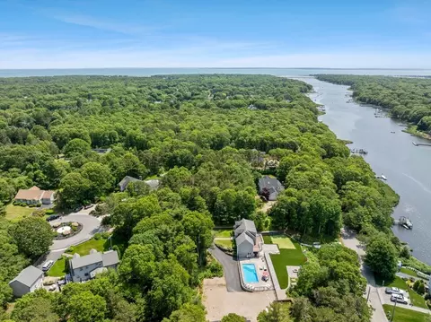 35 Rose Meadow Ln, Falmouth, MA 02536