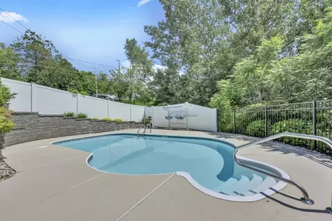 42 Mcgregory Rd, Sturbridge, MA 01566