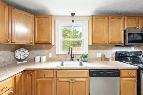 147 Quaker St, Springfield, MA 01118 photo 3