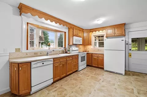Kitchen - 33 Intervale Ave, Saugus, MA 01906 photo 2 of 3
