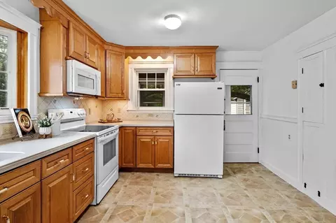 Kitchen - 33 Intervale Ave, Saugus, MA 01906 photo 3 of 3