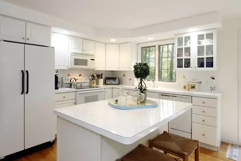 18 Periwinkle Ln, Mashpee, MA 02649 photo 2